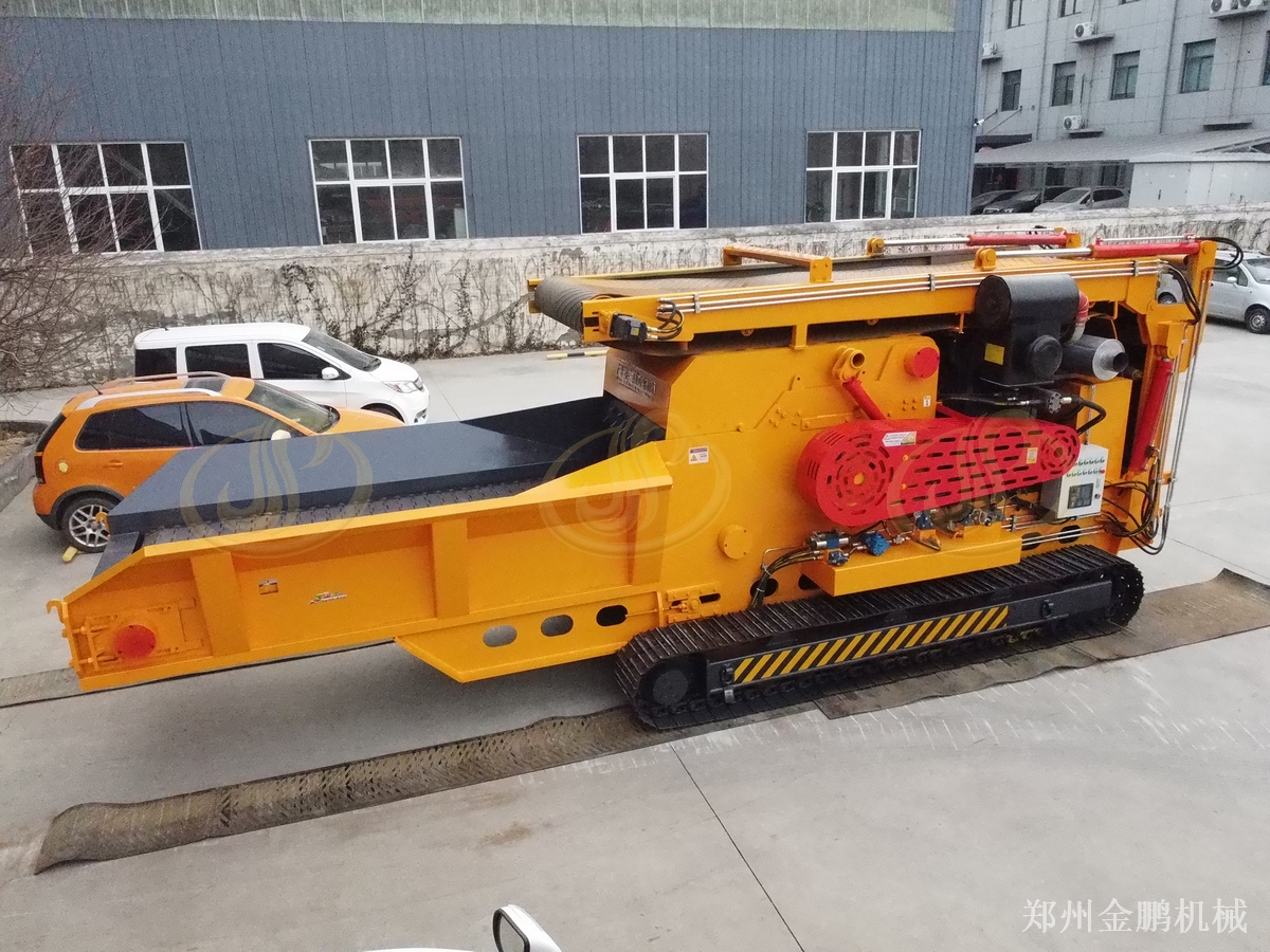 郑州金鹏大型移动式木材粉碎机械在林区分散料场的应用