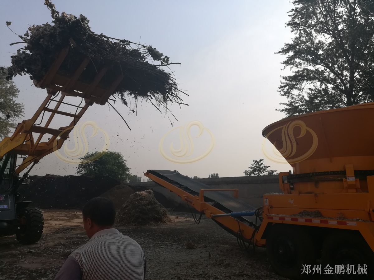 郑州金鹏大型枝条粉碎机在生物质料场高产量预粉碎处理中的应用