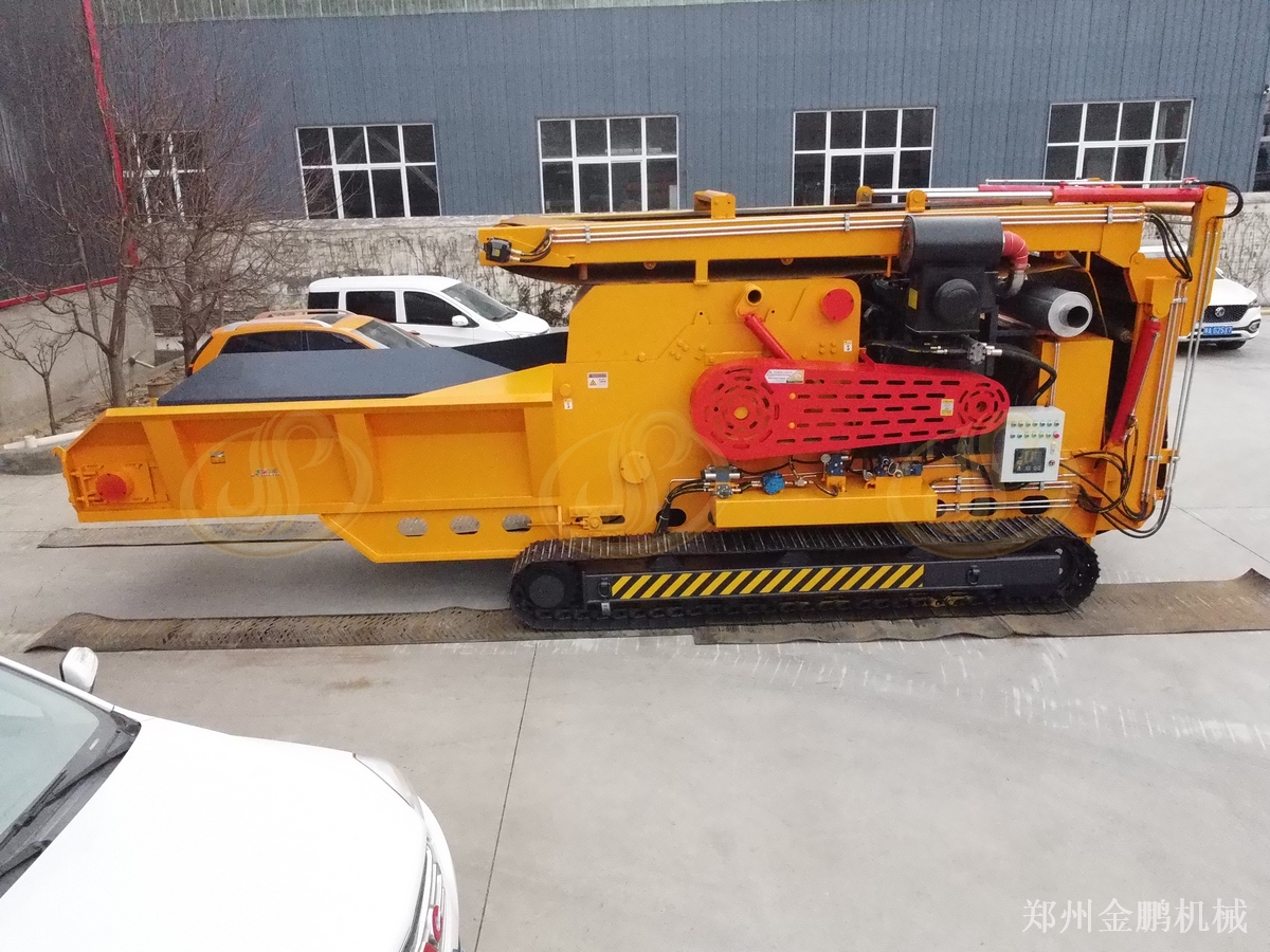 郑州金鹏大型草料粉碎机选型与集中料场作业组织分析