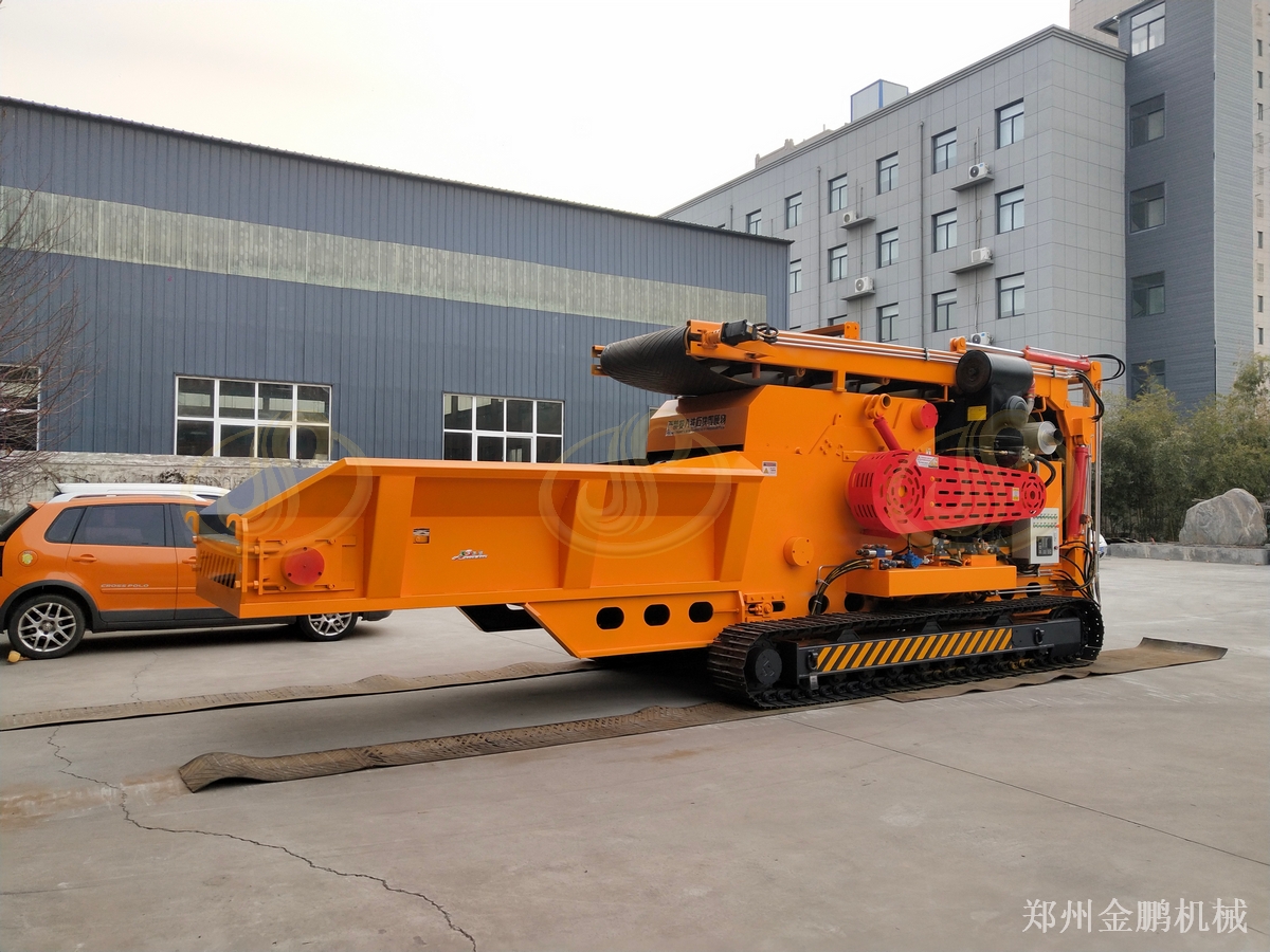 郑州金鹏枝条树枝粉碎机：现场上料进料与出料流程说明