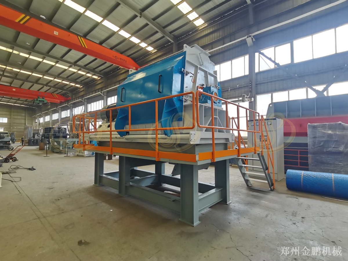 郑州金鹏水滴型粉碎机破碎锯末木屑的进料与出料流程